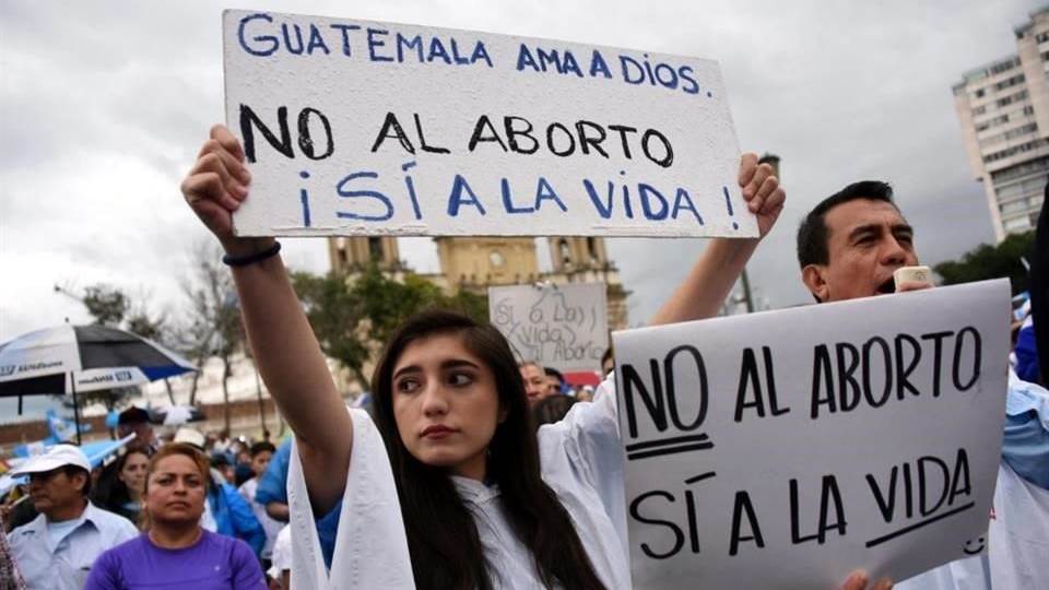 Endurece Guatemala las penas contra el aborto y prohíbe matrimonio gay
