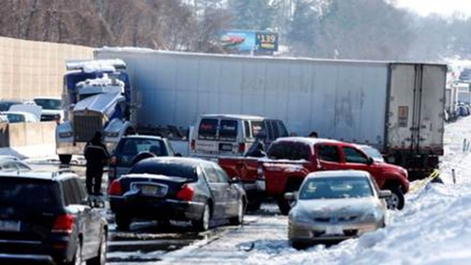 Tormenta de nieve en Estados Unidos ocasiona carambola de al menos 50 vehículos involucrados