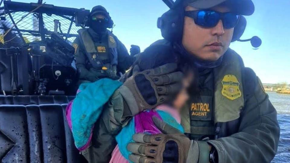 Rescatan a niña migrante de 4 años de ahogarse en el Río Bravo