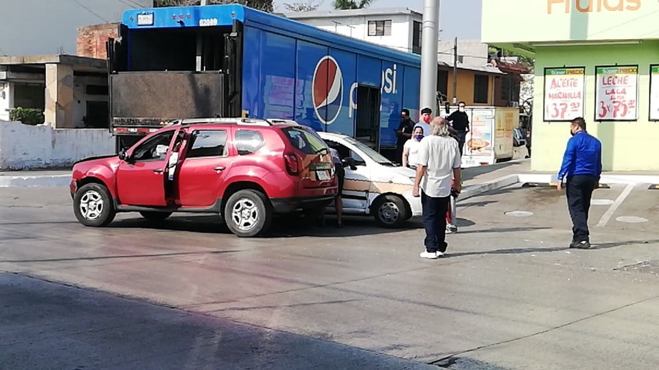 Taxista resulta lesionado luego de aparatoso choque en Tampico