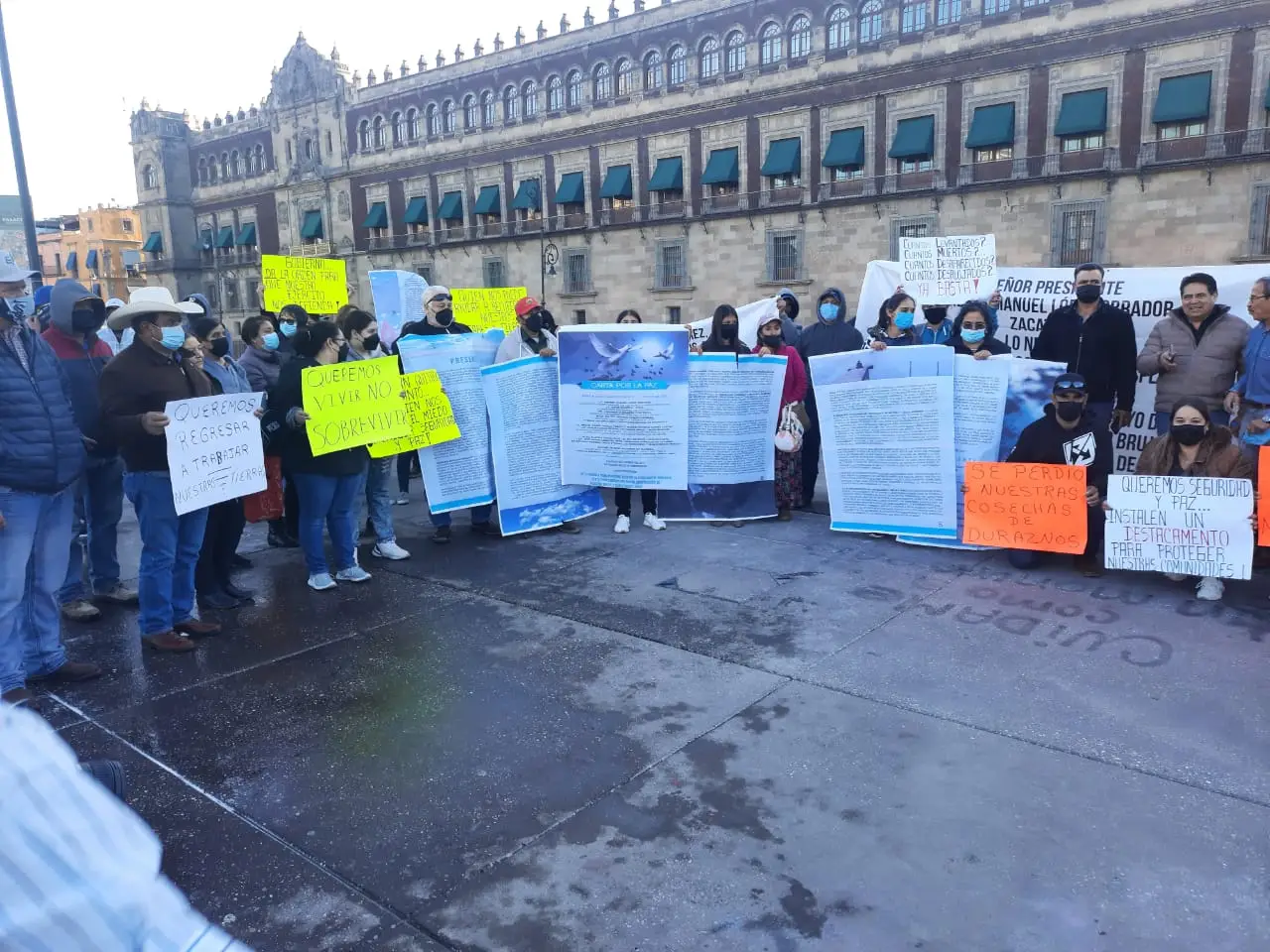Protestan frente a Palacio Nacional desplazados del crimen organizado