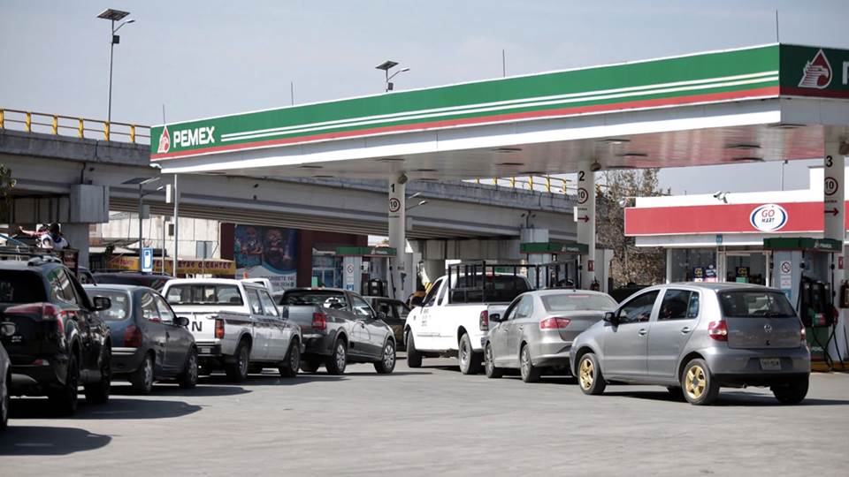 Largas filas en busca de obtener combustible tras el rumor de un posible desabasto