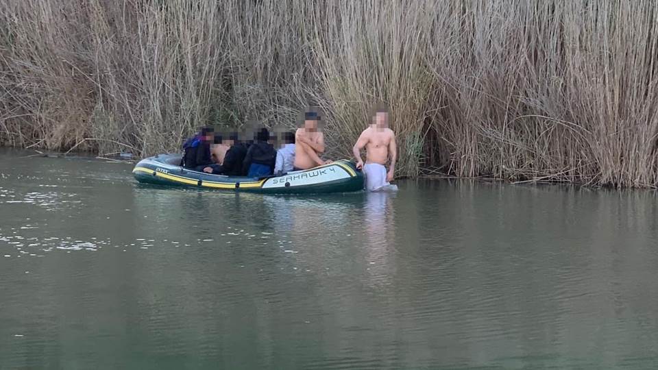 Intentan migrantes cruzar en bote Río Bravo y CBP frena su camino