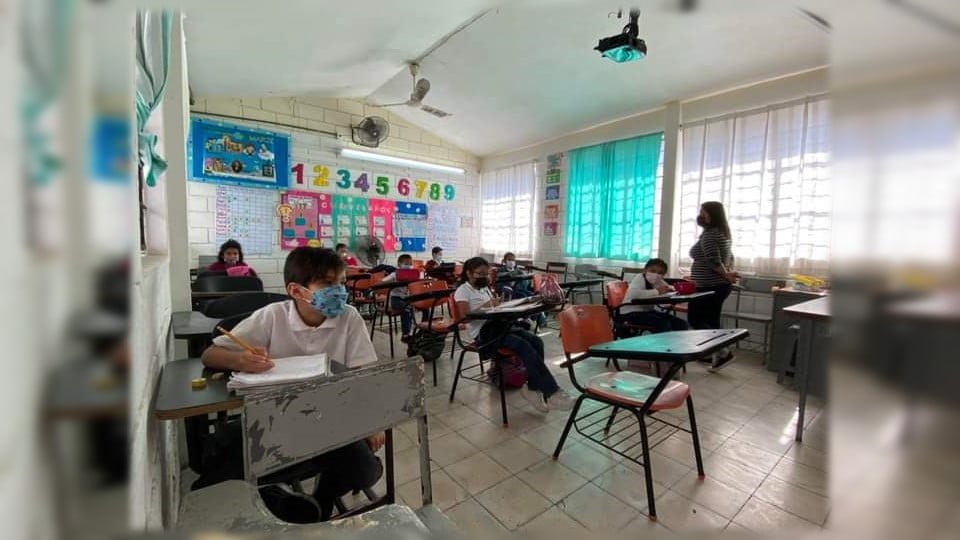 Al menos cuatro escuelas en Tampico carecen de energía eléctrica, alumnos toman clases afuera de las aulas