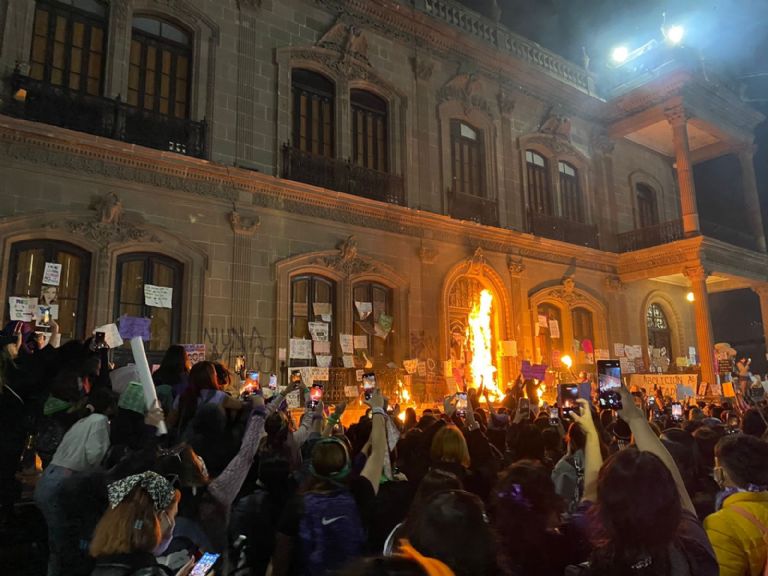 Feministas incendian Palacio de Gobierno de Nuevo León