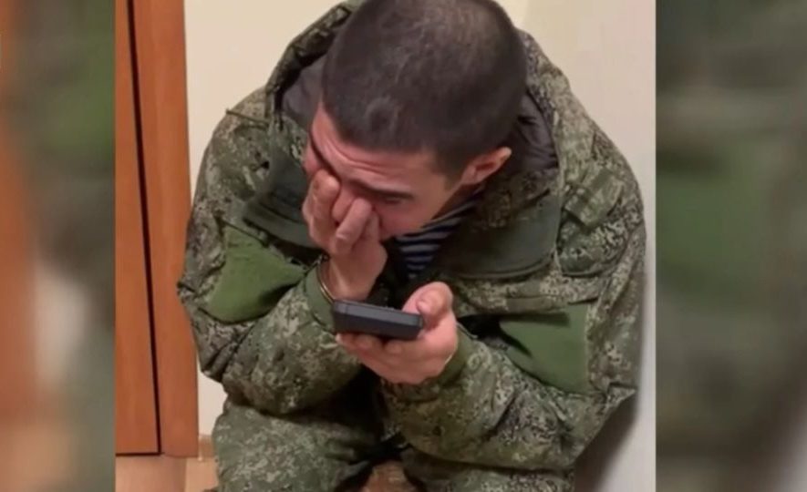 «No hicieron nada malo»: soldado ruso llora y admite que están matando inocentes