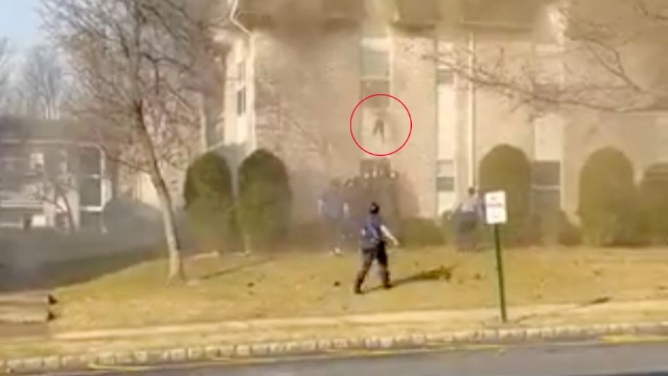 Impresionante rescate de un bebé que saltó por la ventana de un edificio en llamas