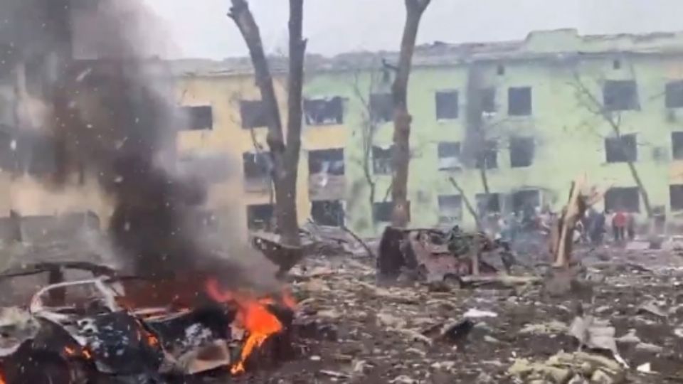 Rusos bombardean sin piedad hospital pediátrico, al menos 17 personas heridas