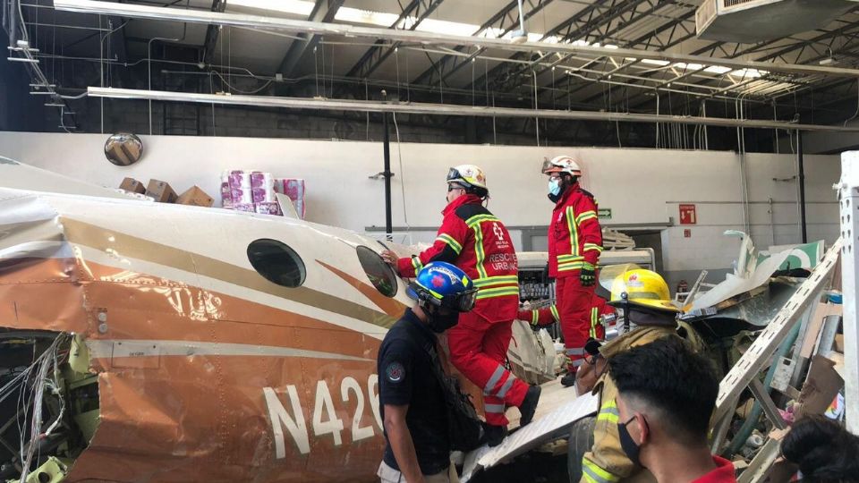 Desplome de avioneta en Bodega Aurrerá deja un saldo de 3 muertos