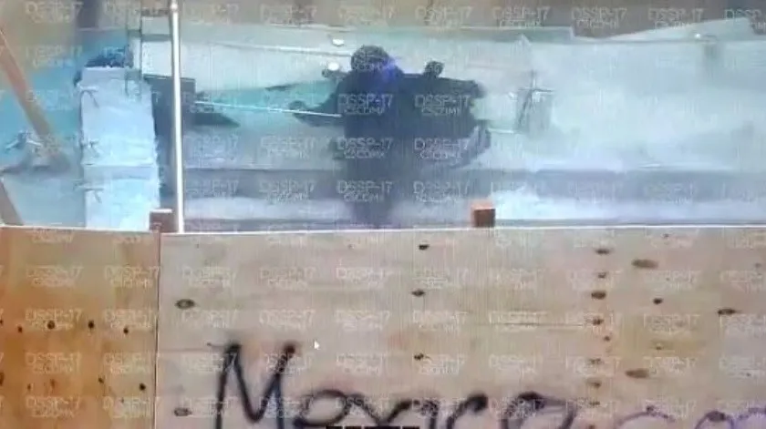 Manifestantes rompen con mazos techo de cristal y este colapsa sobre ellas