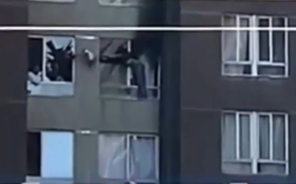 En medio de incendio, madre lanza a su bebé por ventana de edificio