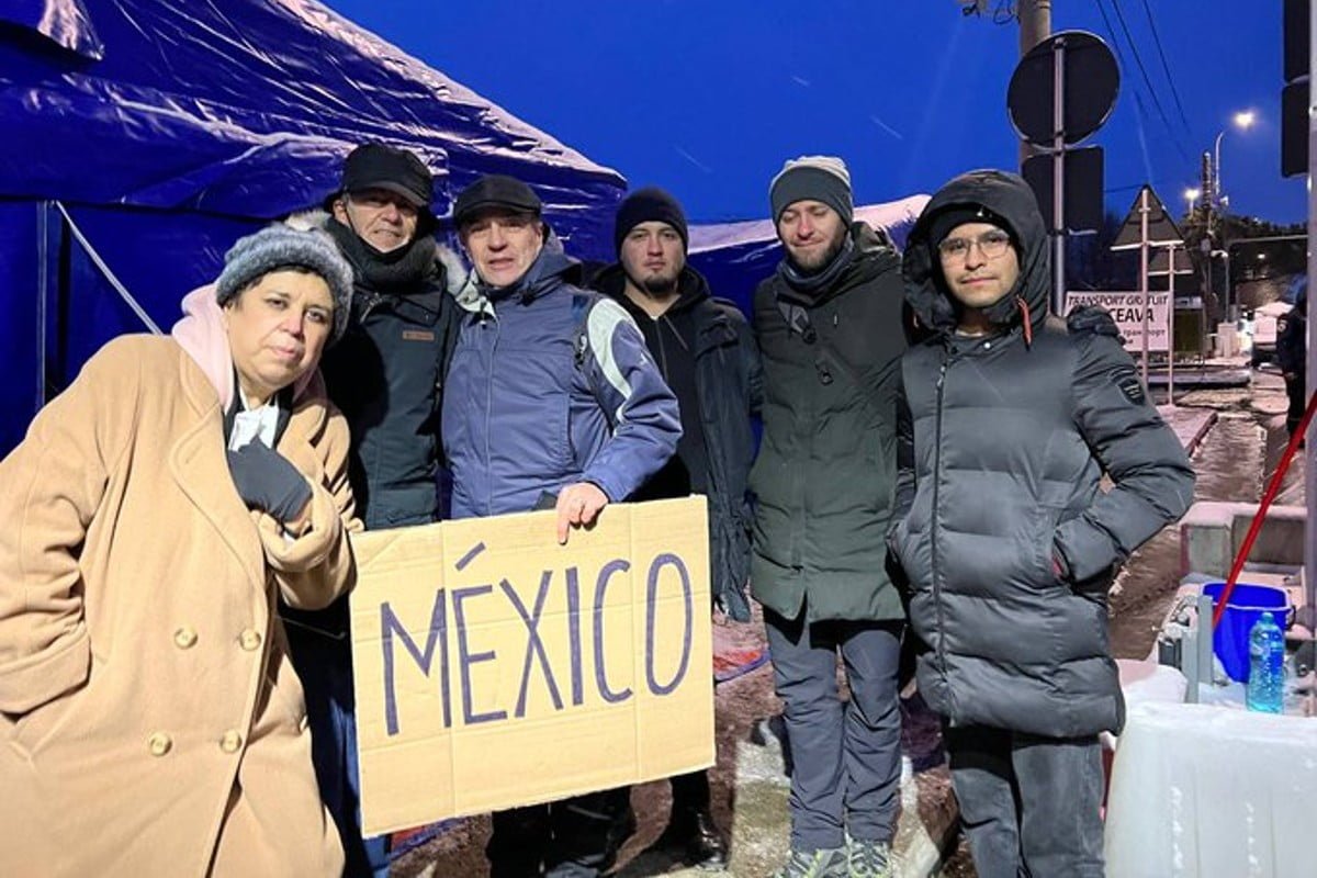 Llegan sanos y salvos 24 mexicanos a Rumania, desde Ucrania