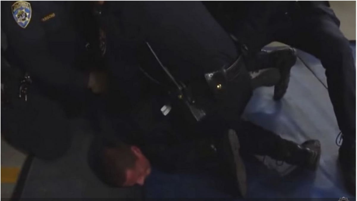 Momento exacto en el que hombre es sometido y asesinado por policías