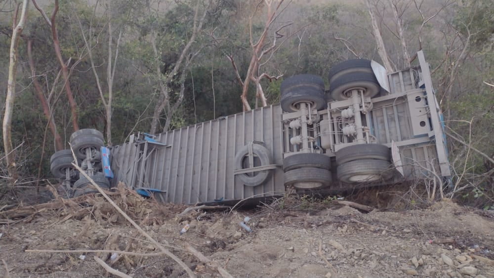 Vuelca tráiler en Ocampo; trasportaba 36 toneladas de azúcar