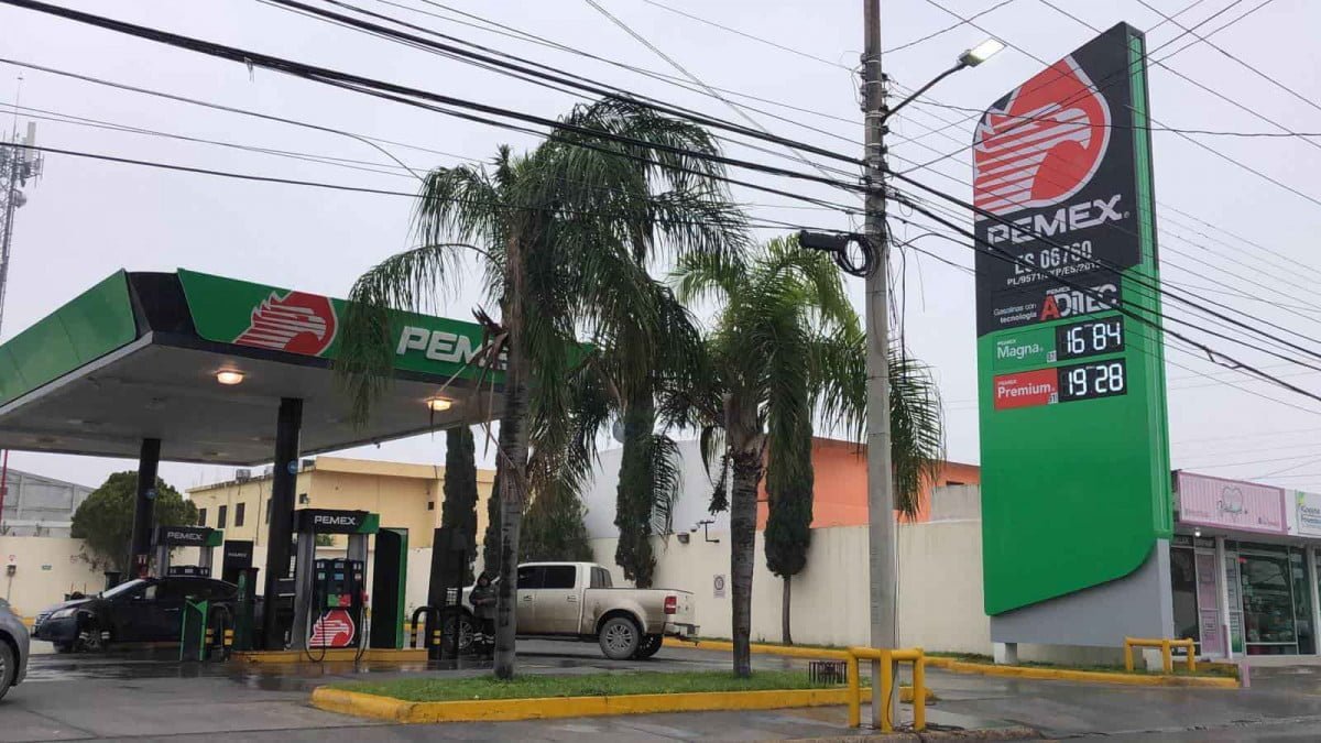 Estadounidenses cruzan a México para cargar gasolina