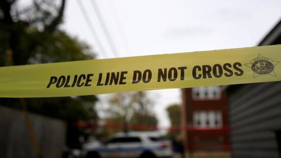 Bebé de tres años mata por accidente a su mamá al dispararle con la pistola del papá
