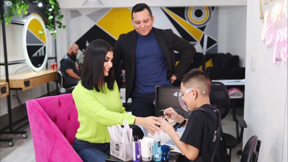 Niño manicurista de Nuevo Laredo conoce a Edwin Luna y Kim Flores para ayudar a su hermano menor