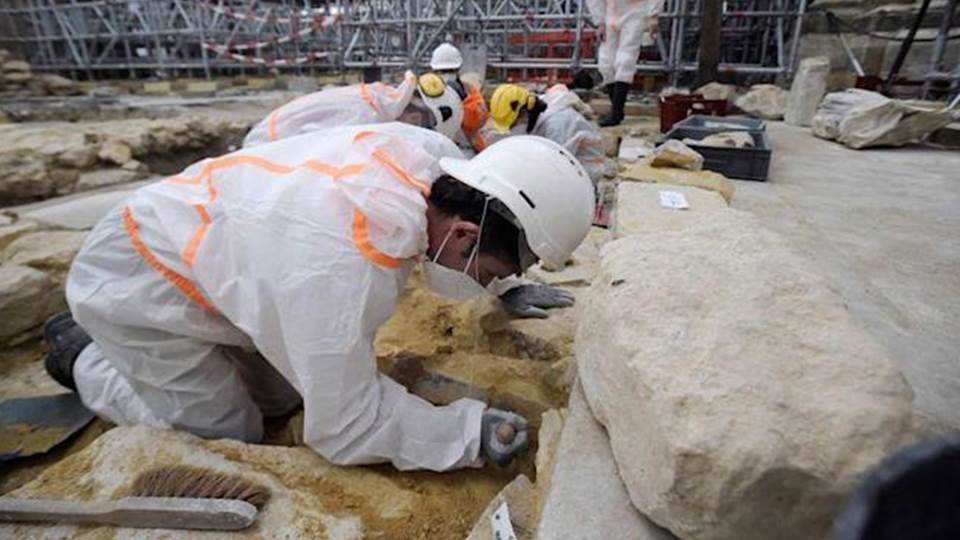 Hallan un antiguo sarcófago debajo de la catedral de Notre Dame en París