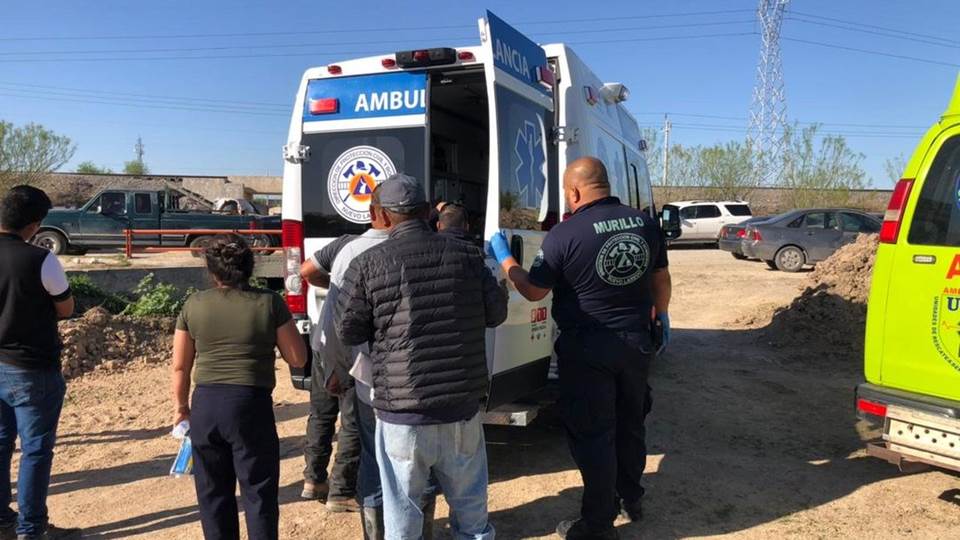 Rescatan a cinco trabajadores de morir atrapados en registro de drenaje