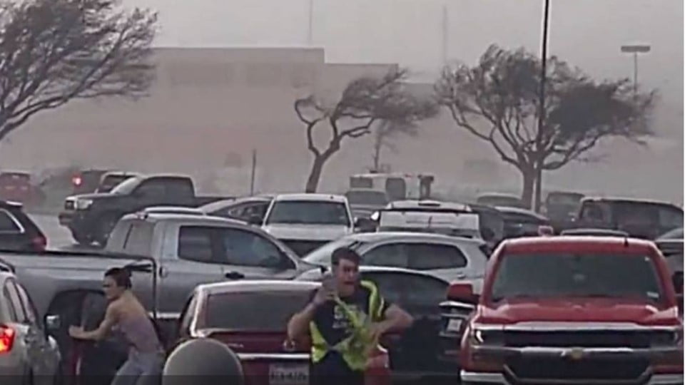Destrucción por tornados en el centro de Texas, graban espantoso momento
