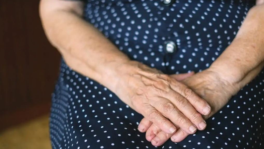 Sujeto golpea y le rompe los brazos a su madre de 81 años