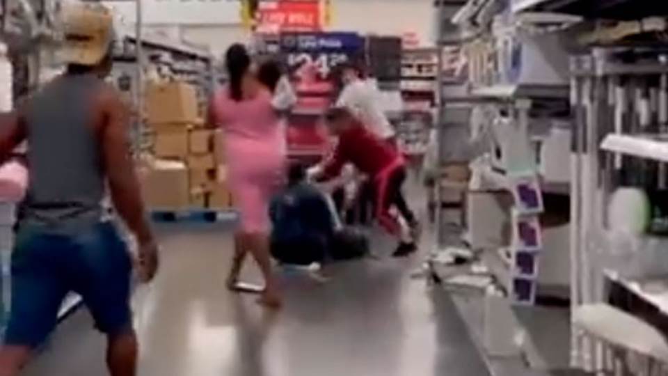 Clientes impiden violación a una mujer al interior de un supermercado