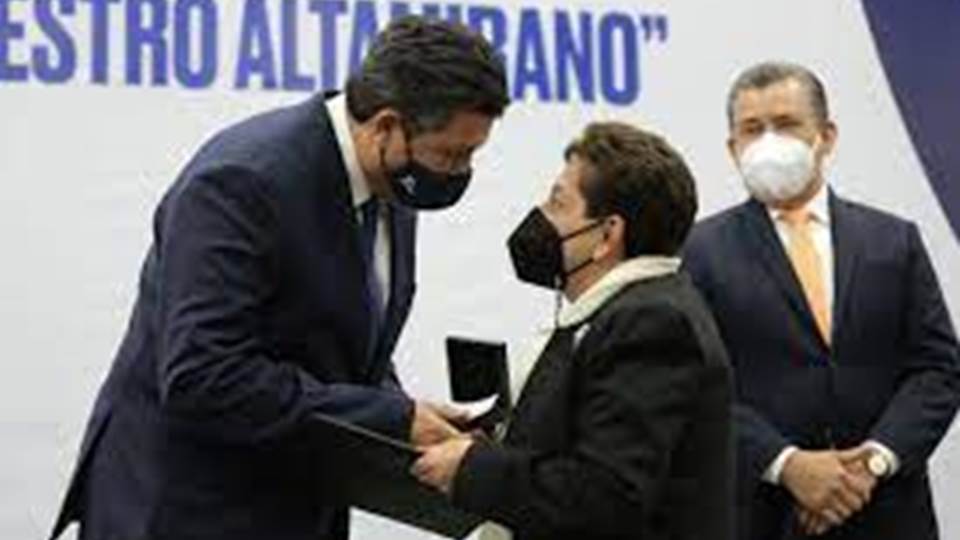 Entrega Gobernador Cabeza de Vaca medalla al mérito a maestros tamaulipecos
