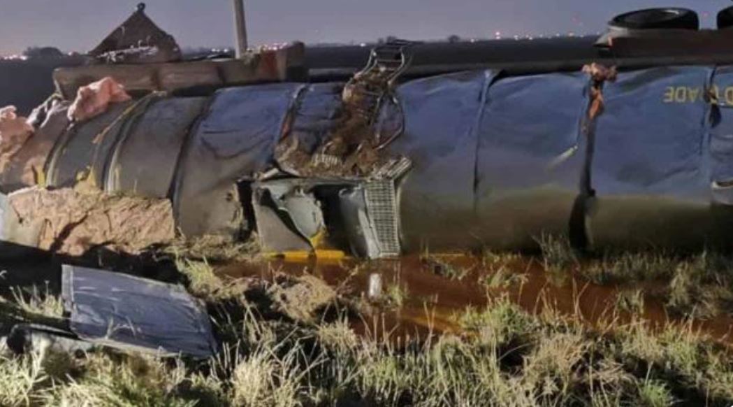 Vuelca pipa cargada de jugo en carretera a San Fernando