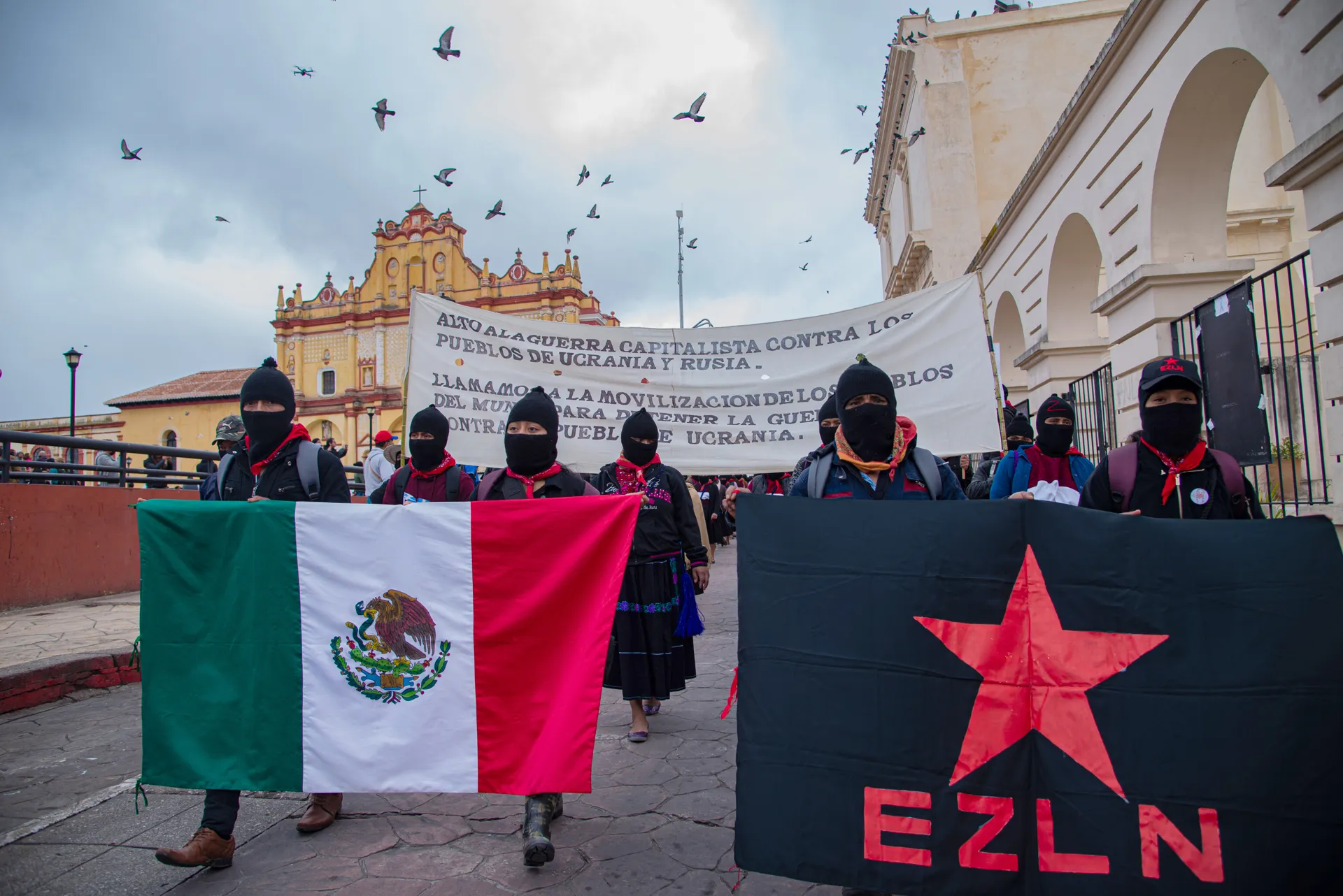 Zapatistas chiapanecos marchan en contra de guerras capitalistas