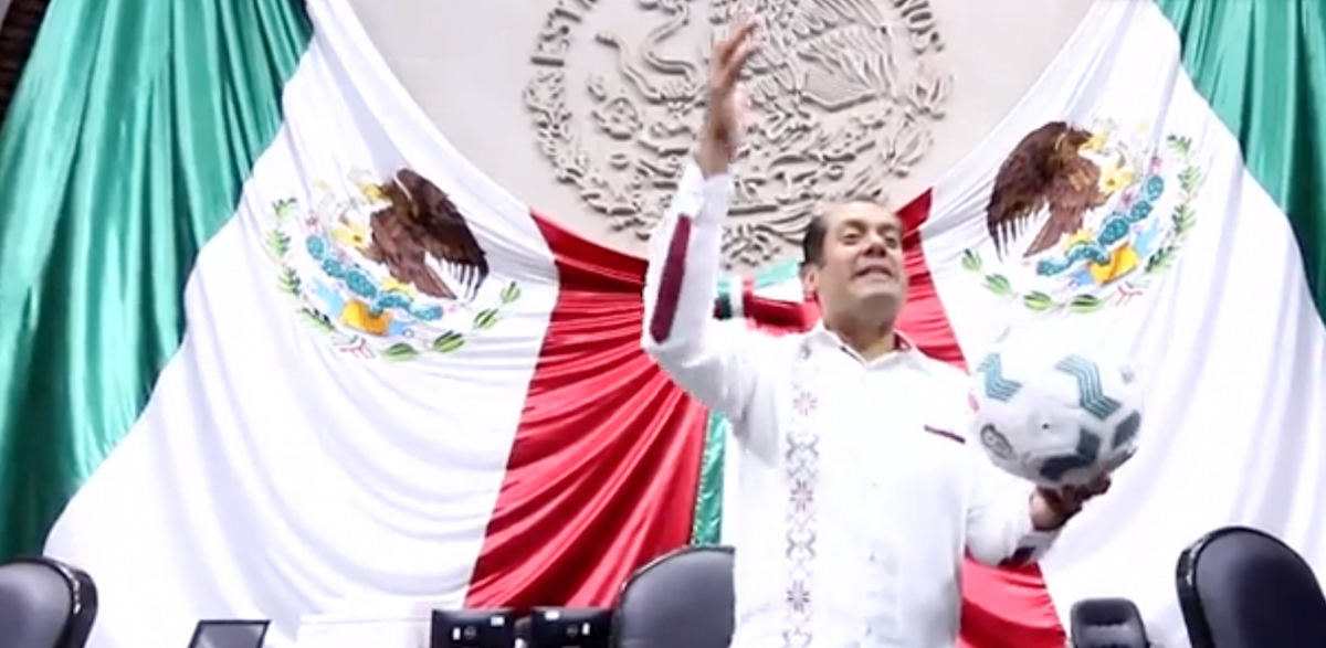 Juegan “cascarita” al interior del Congreso de la Unión 