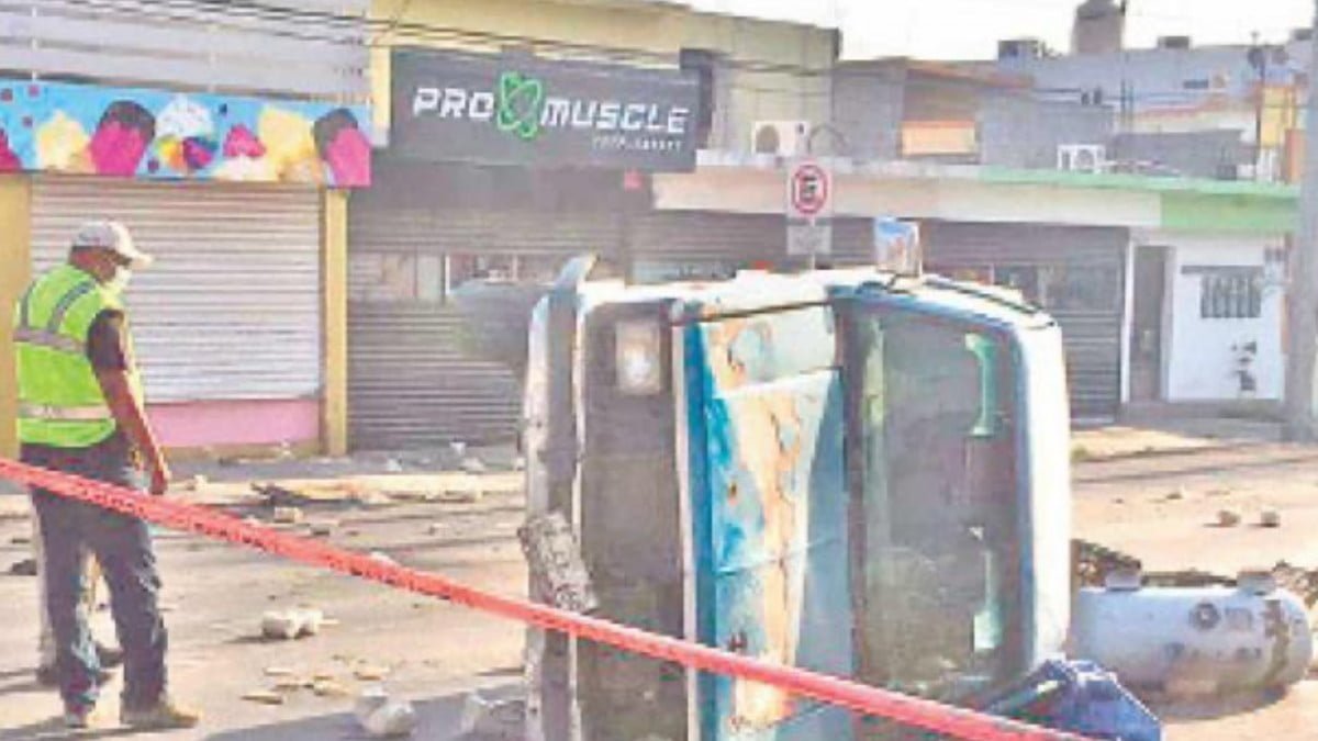 Tras volcadura, hombre muere aplastado por su camioneta