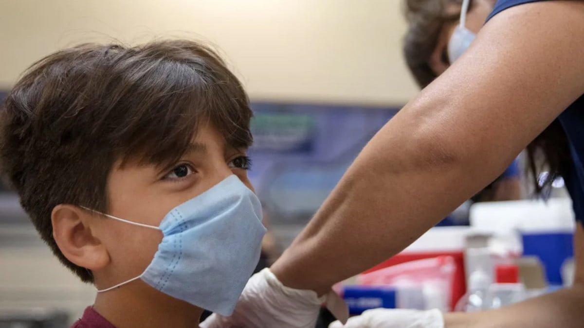 Niños podrían ser vacunados contra covid-19 en mayo, anuncia AMLO