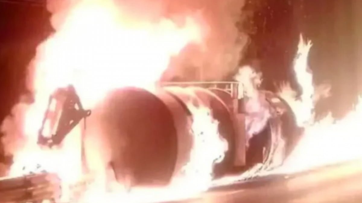 Vuelca pipa llena de alcohol etílico y se incendia en el acto