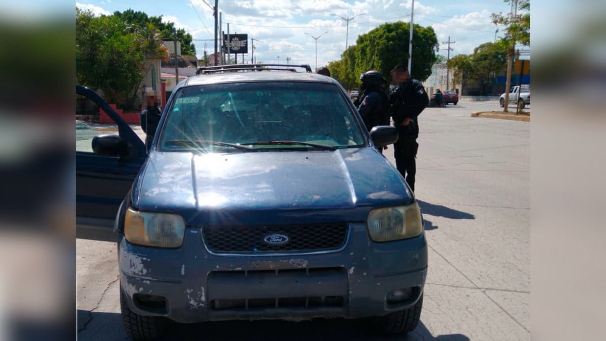 Arrestan a dos sujetos por transitar en camioneta robada