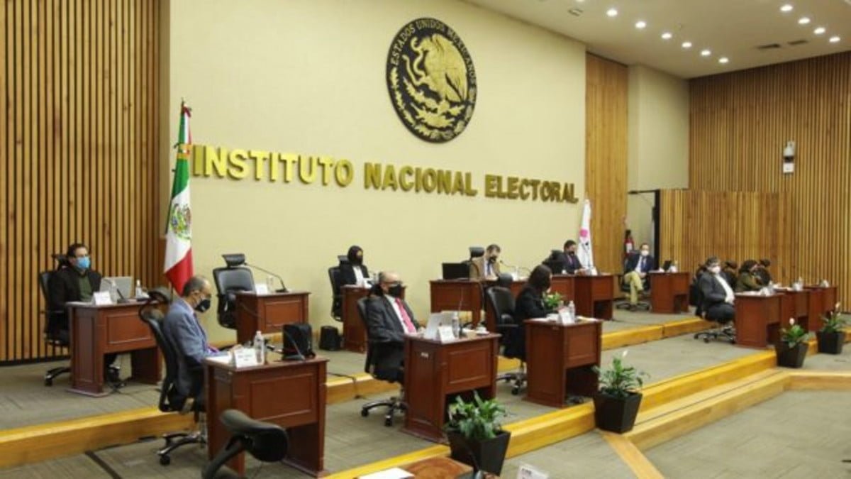 INE desecha queja de Morena en contra de las celebridades por el Tren Maya 