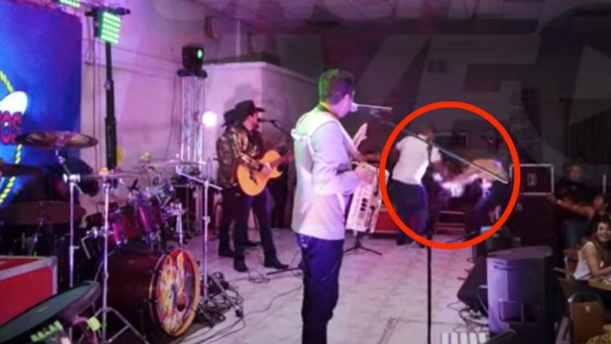 Acuchilla a su pareja en pleno escenario tras recibir una rosa del cantante regional mexicano