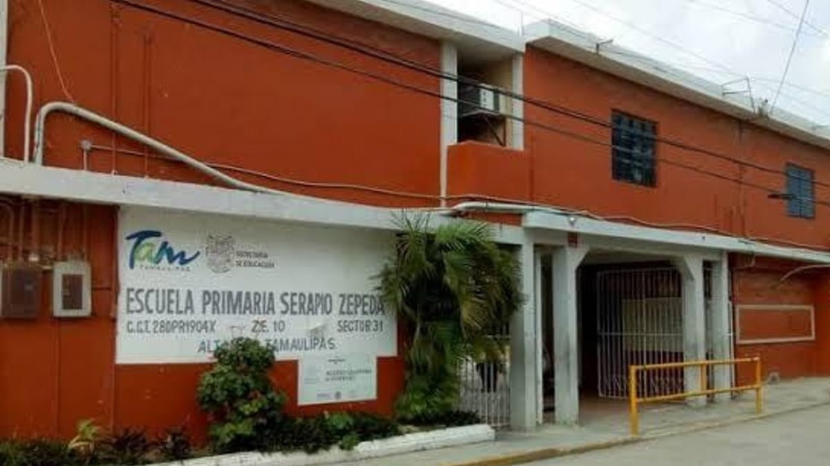 A pesar de las altas temperaturas, alumnos de Altamira son obligados a tomar clases sin luz
