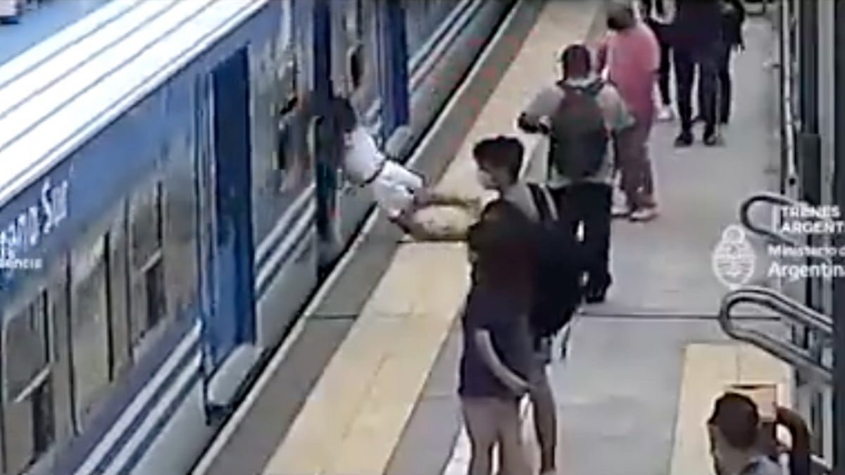 Mujer se salva de milagro tras desmayarse y caer a las vías del tren 