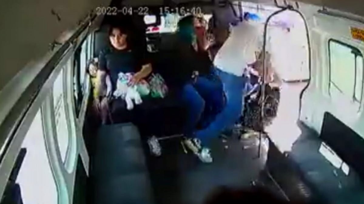 Durante asalto, joven suplica a delincuentes que no se lleven su tarea