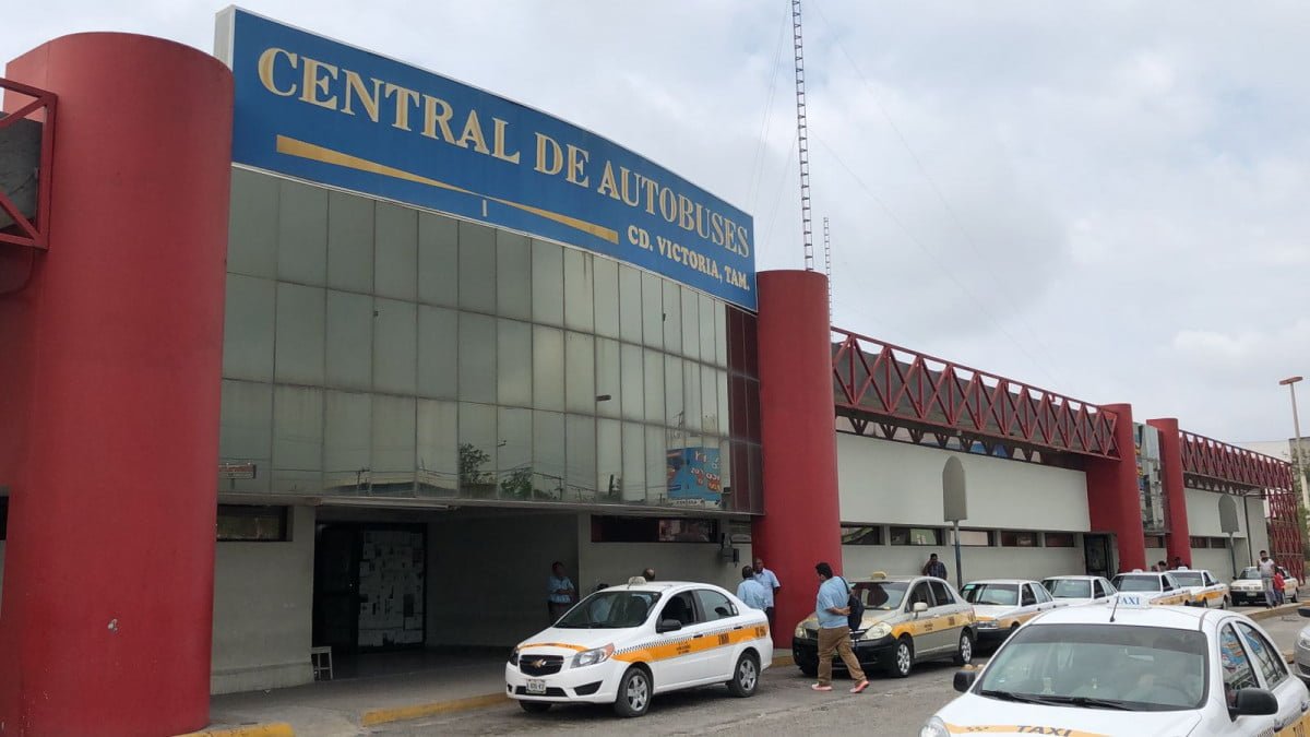 Taxistas bloquean acceso de UBER y DIDI en central camionera… ¡llegarían a los golpes!