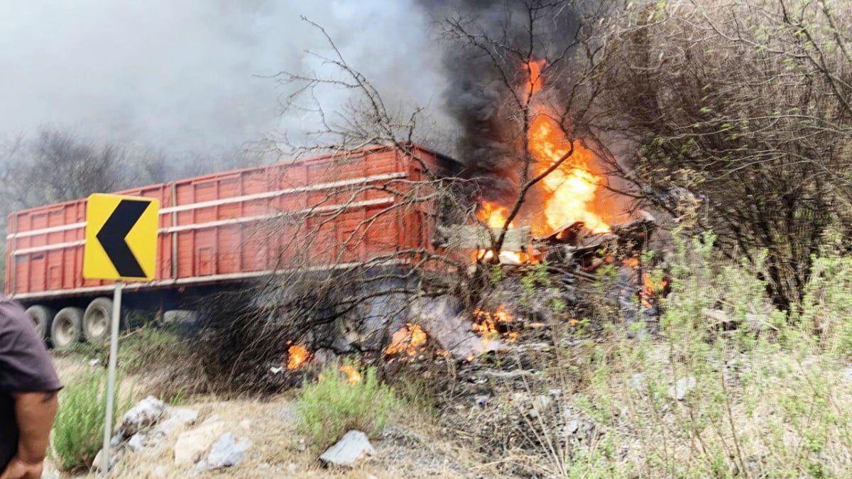¡Tragedia! Mueren calcinados 10 integrantes de familia tras choque con tráiler en la “Rumbo Nuevo”