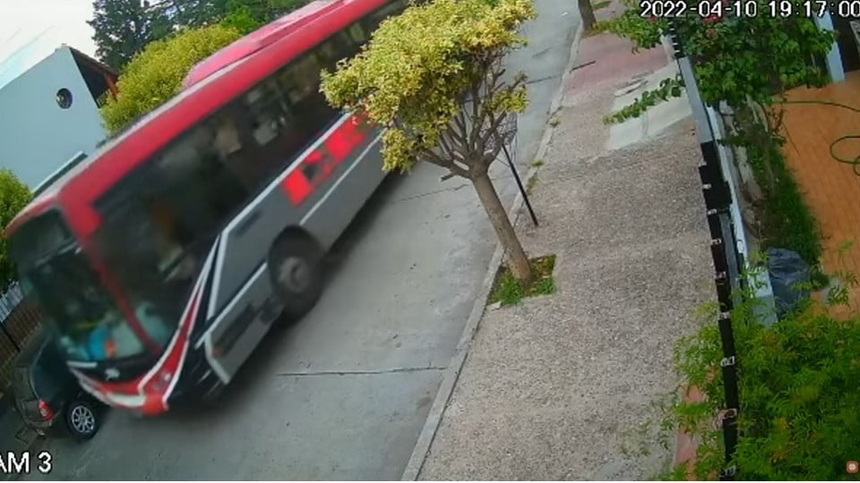 Niño roba camión y lo choca con al menos dos carros antes de abandonarlo