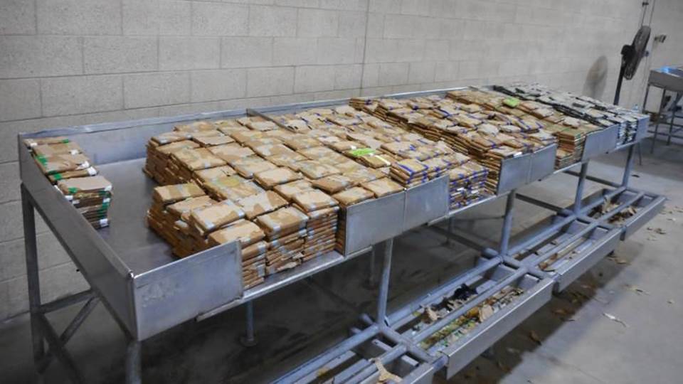 Descubren tráiler con 13 millones de dólares en droga en la frontera