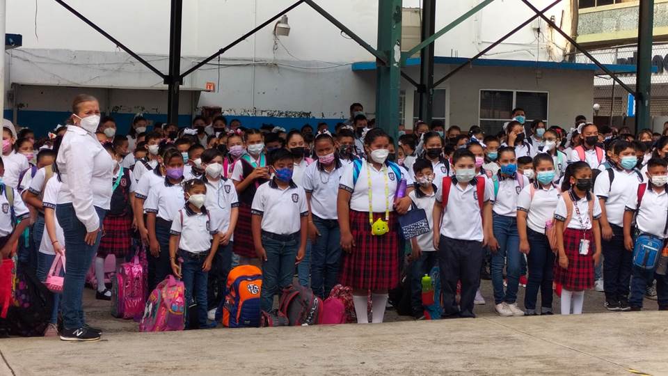 Piden a alumnos seguir usando cubrebocas aún en espacios abiertos