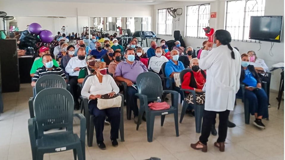 Fomentan cultura de higiene bucal en Casa Club de adultos mayores