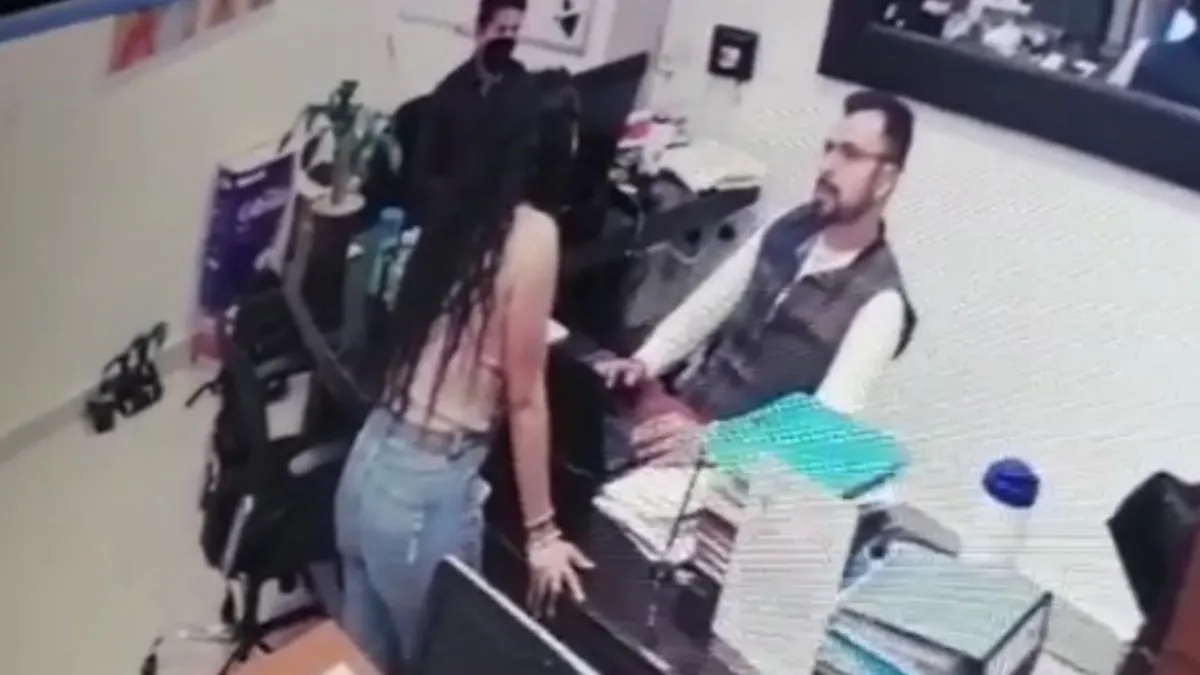 ¡Auxilio, es privación de la libertad! Tras ser detenida, mujer agrede a administrador de edificio y policías
