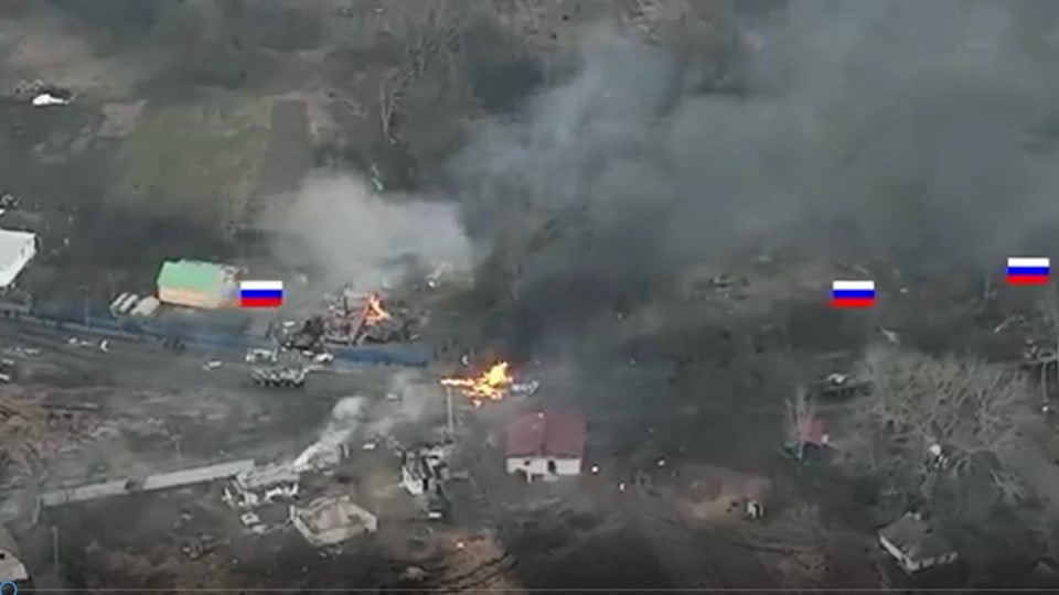 Impactante momento en el que tanque Ucraniano destruye convoy Ruso