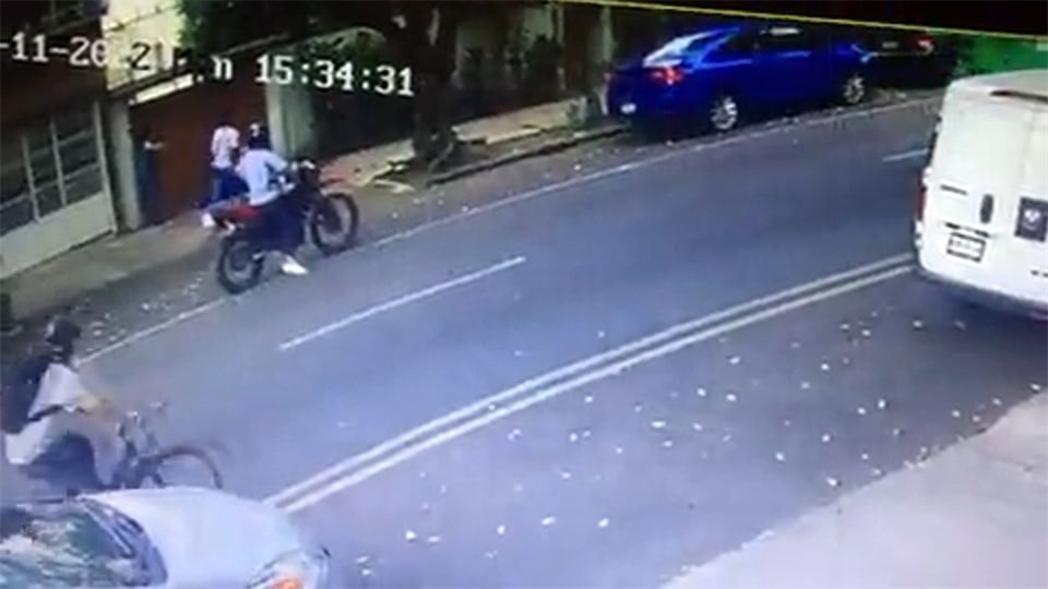 Momento en el que motociclistas asaltan a una pareja