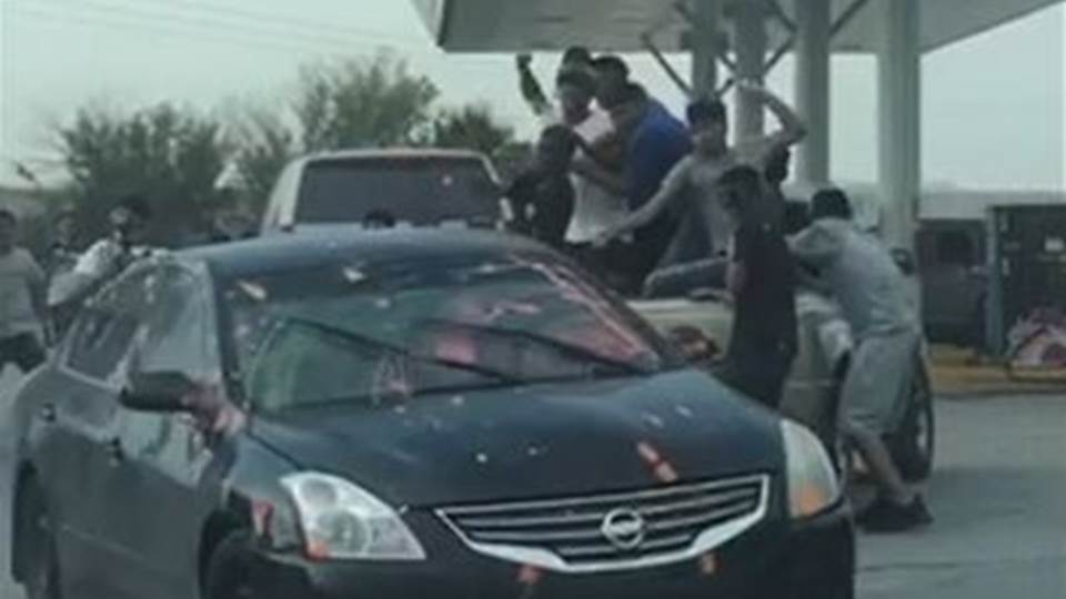 Tiene Nuevo Laredo batalla campal con huevos y bolas de pintura