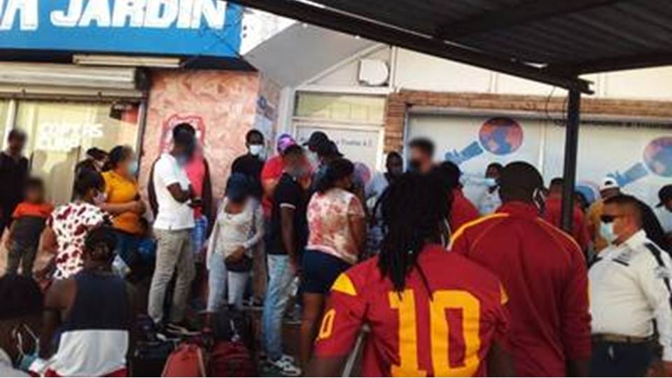 Llega oleada de haitianos a la frontera